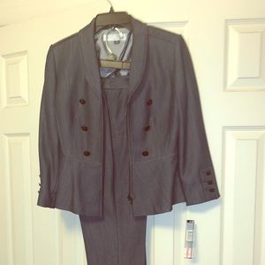 🔴SOLD🔴Tahari Two piece pant suit